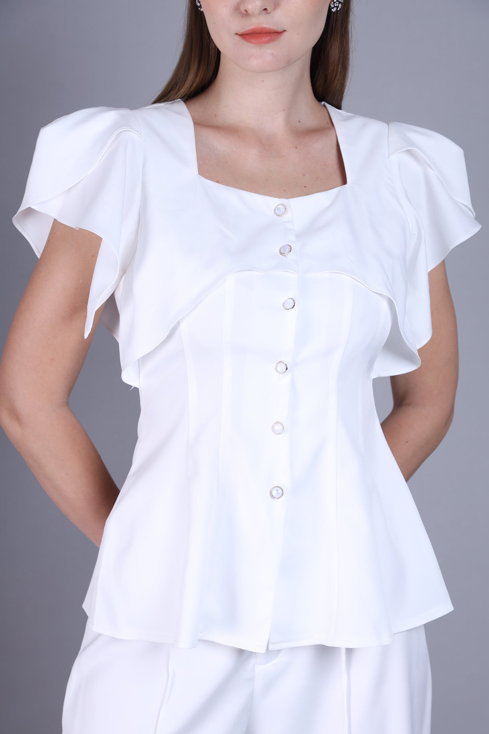 Elegant blouse with ruffle wing short-sleeve and gold ring buttons