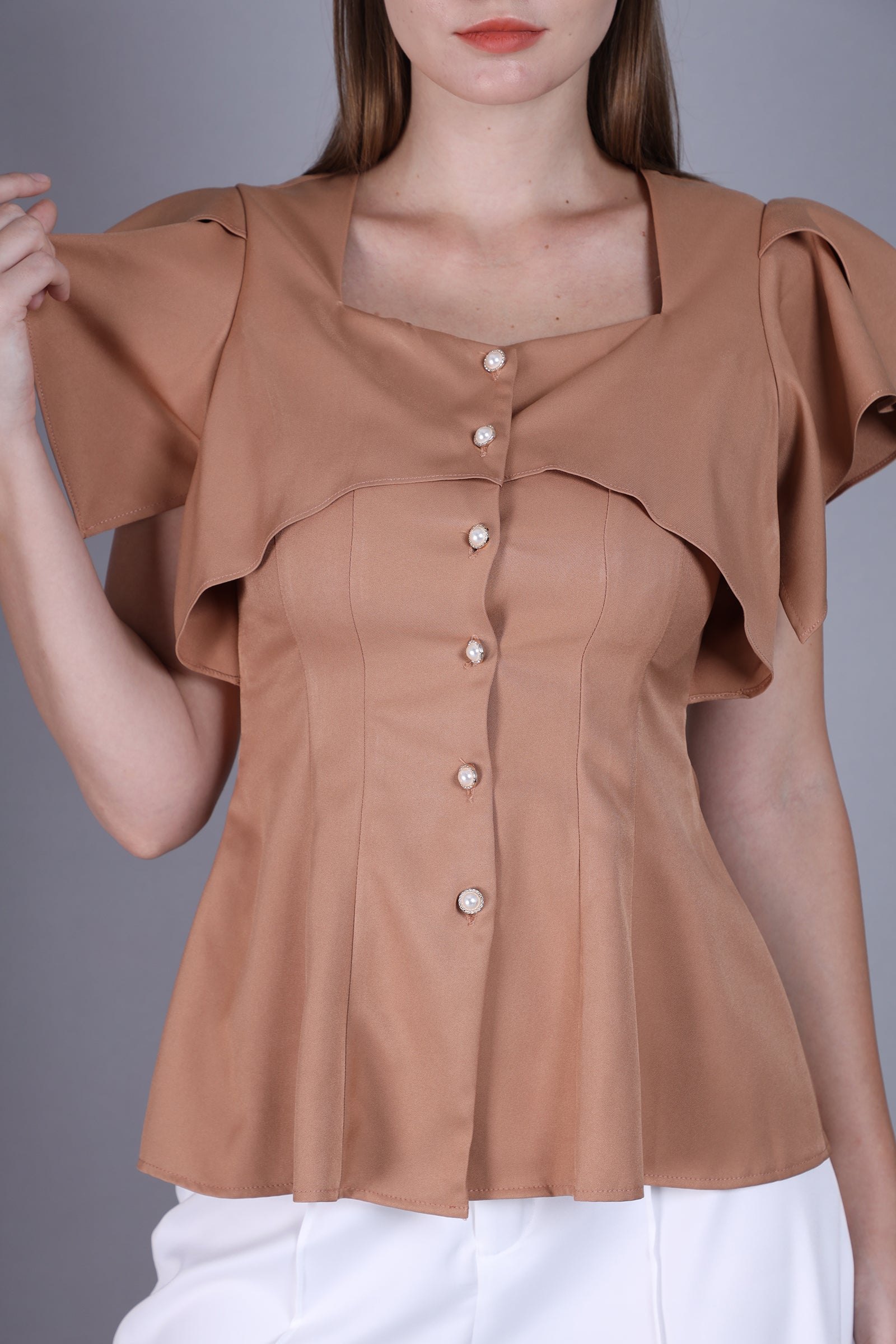 Elegant blouse with ruffle wing short-sleeve and gold ring buttons