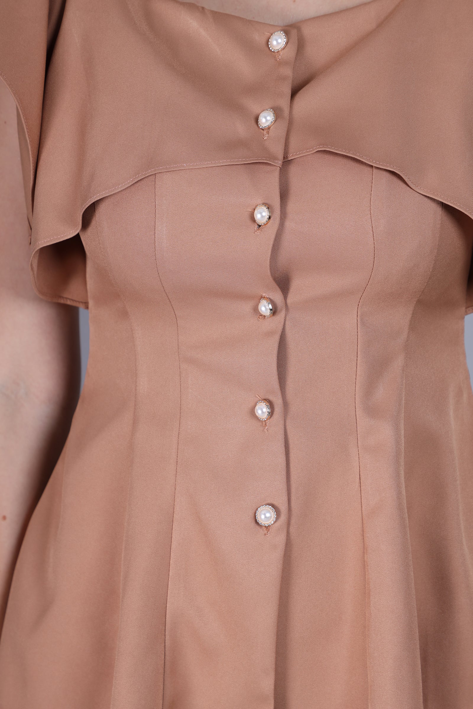 Elegant blouse with ruffle wing short-sleeve and gold ring buttons