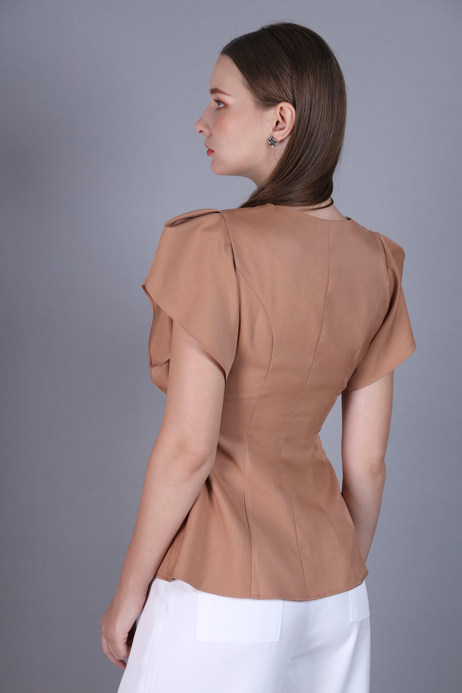 Elegant blouse with ruffle wing short-sleeve and gold ring buttons