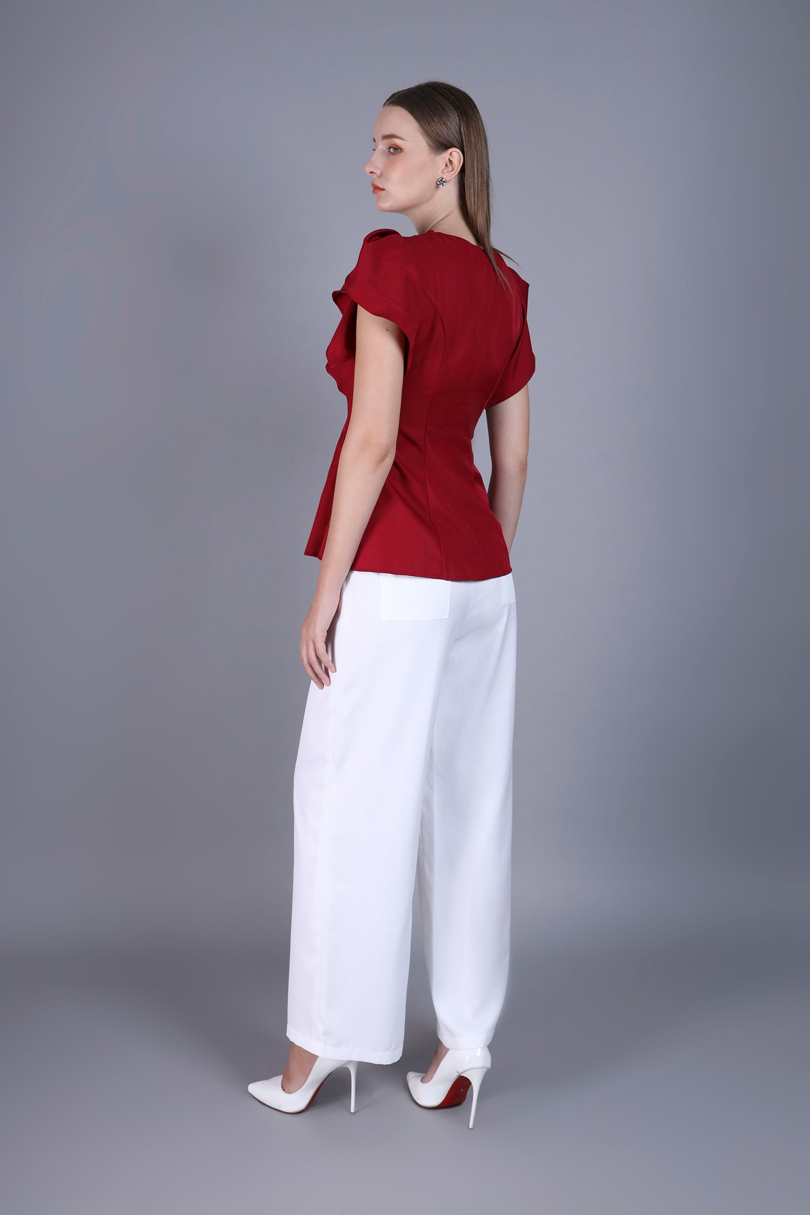 Elegant blouse with ruffle wing short-sleeve and gold ring buttons