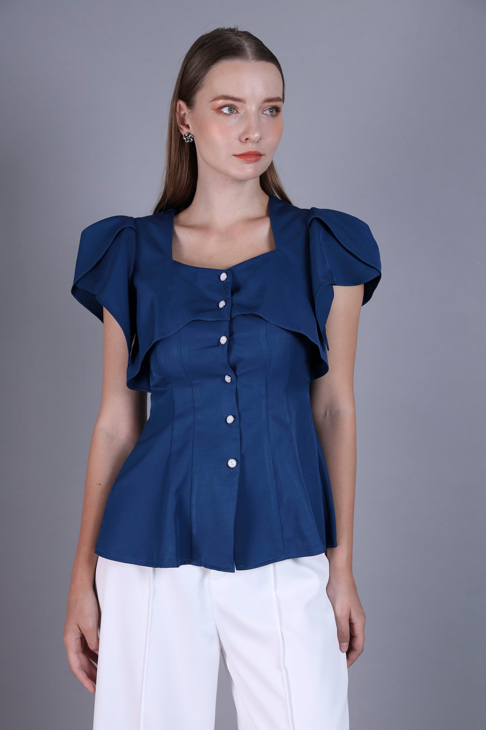 Elegant blouse with ruffle wing short-sleeve and gold ring buttons