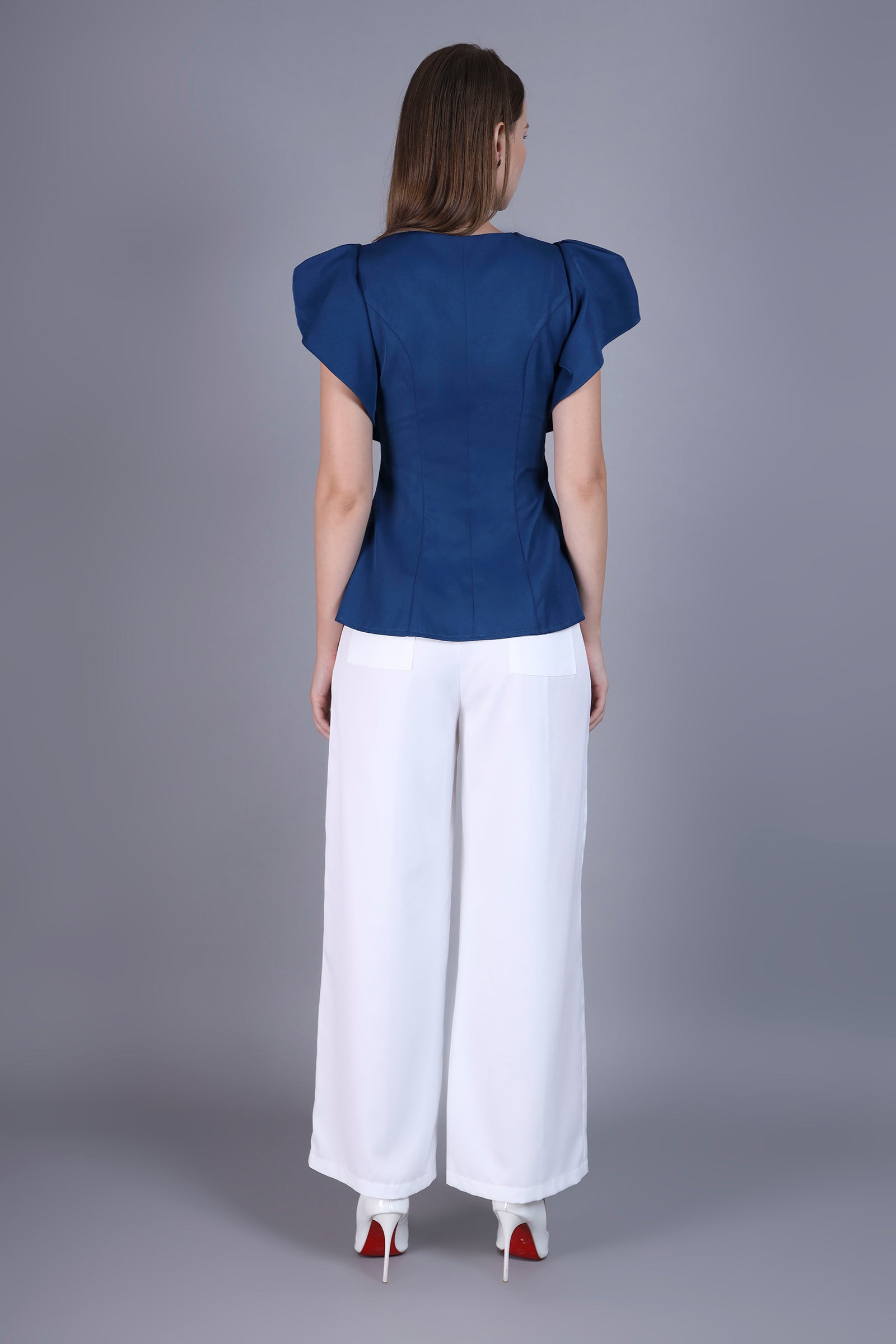 Elegant blouse with ruffle wing short-sleeve and gold ring buttons