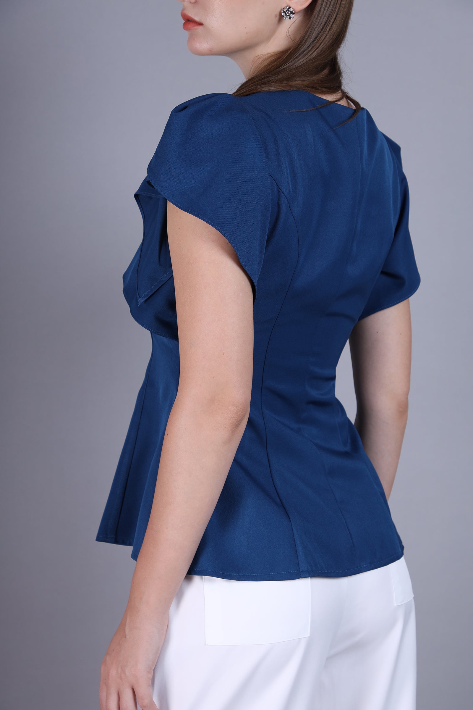 Elegant blouse with ruffle wing short-sleeve and gold ring buttons