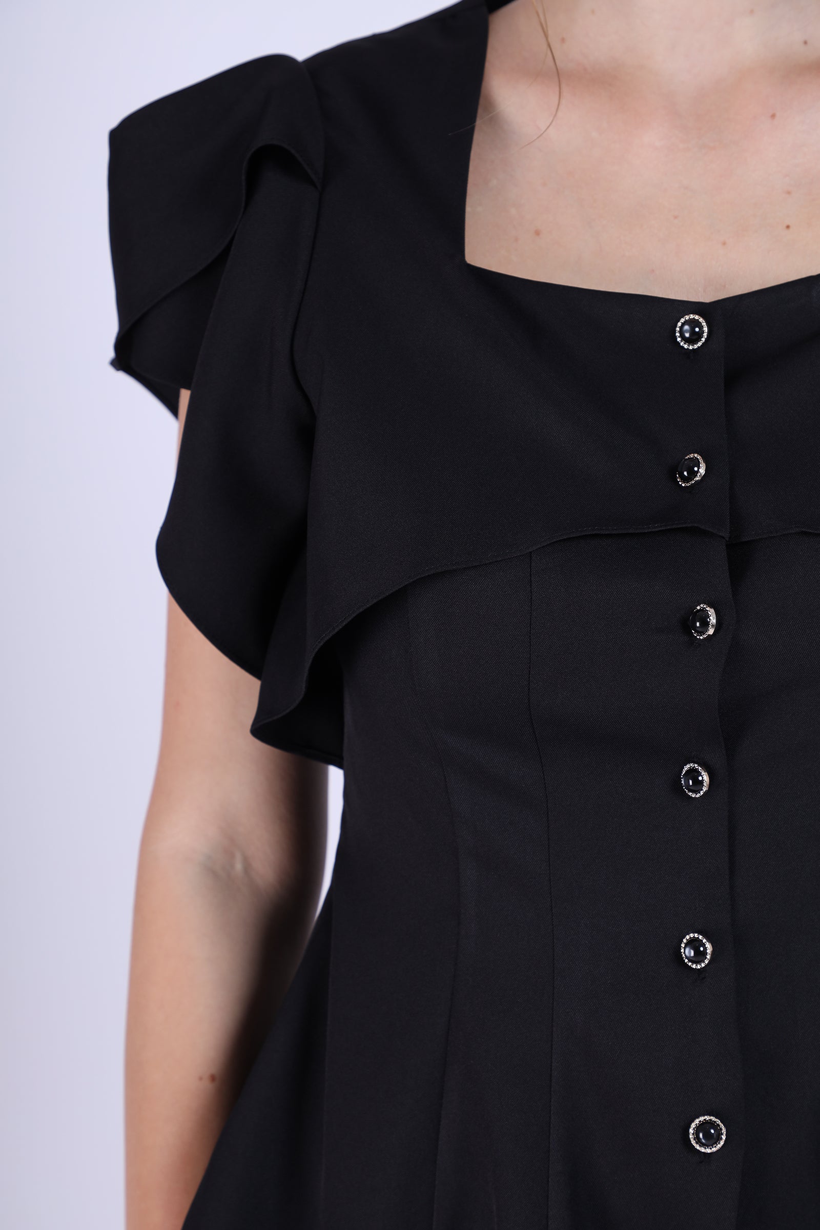 Elegant blouse with ruffle wing short-sleeve and gold ring buttons