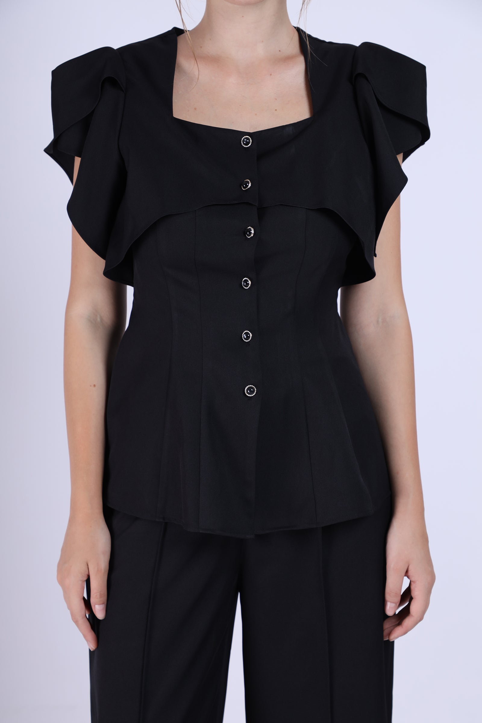 Elegant blouse with ruffle wing short-sleeve and gold ring buttons