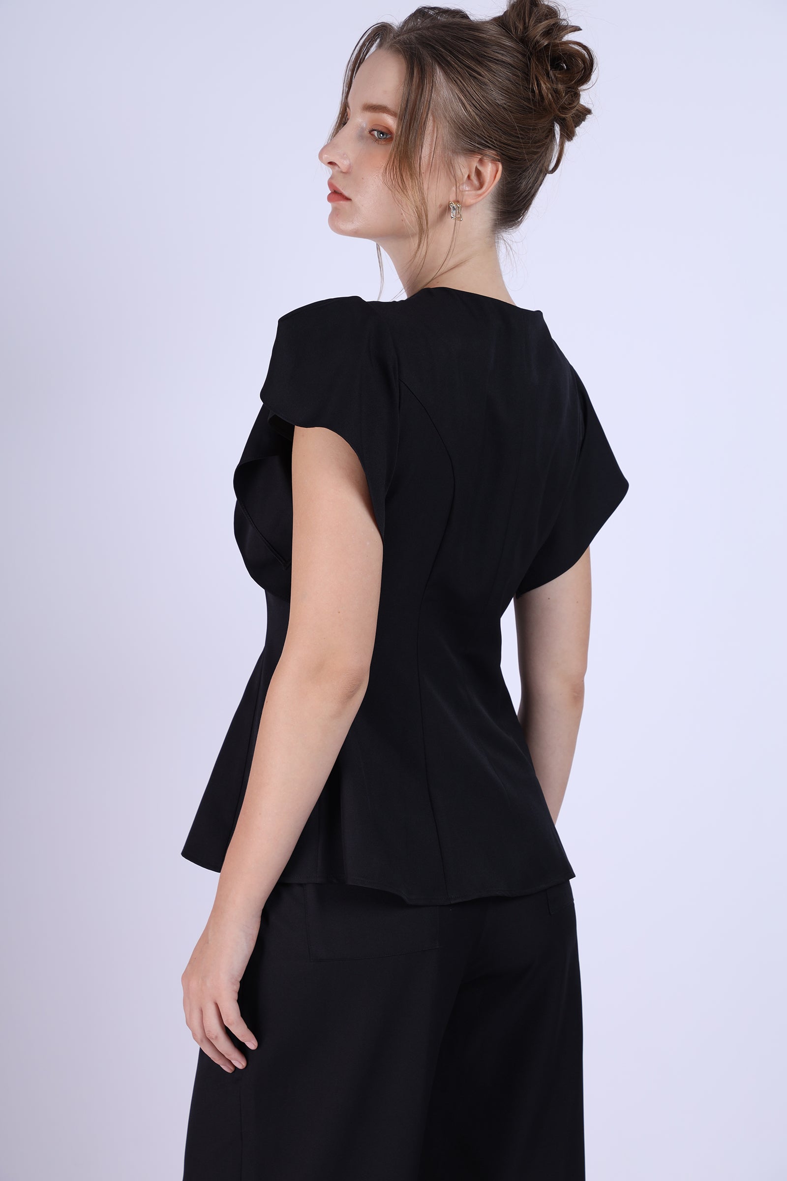 Elegant blouse with ruffle wing short-sleeve and gold ring buttons