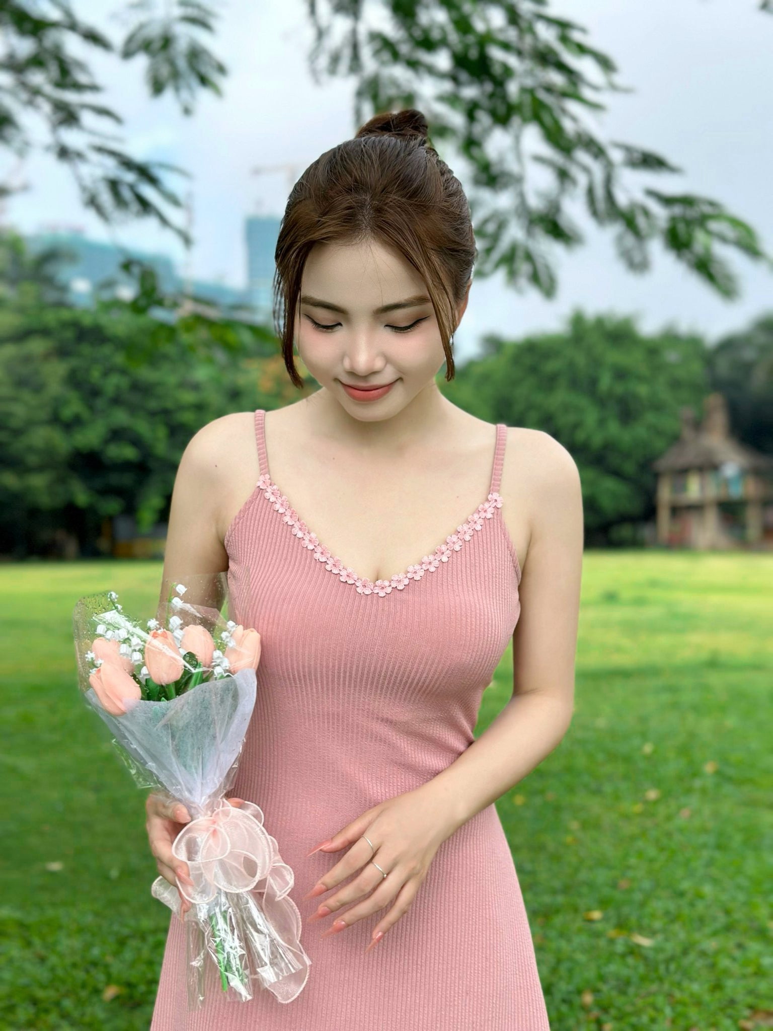 Đầm ren cổ chữ U không tay, bodycon dài hở lưng