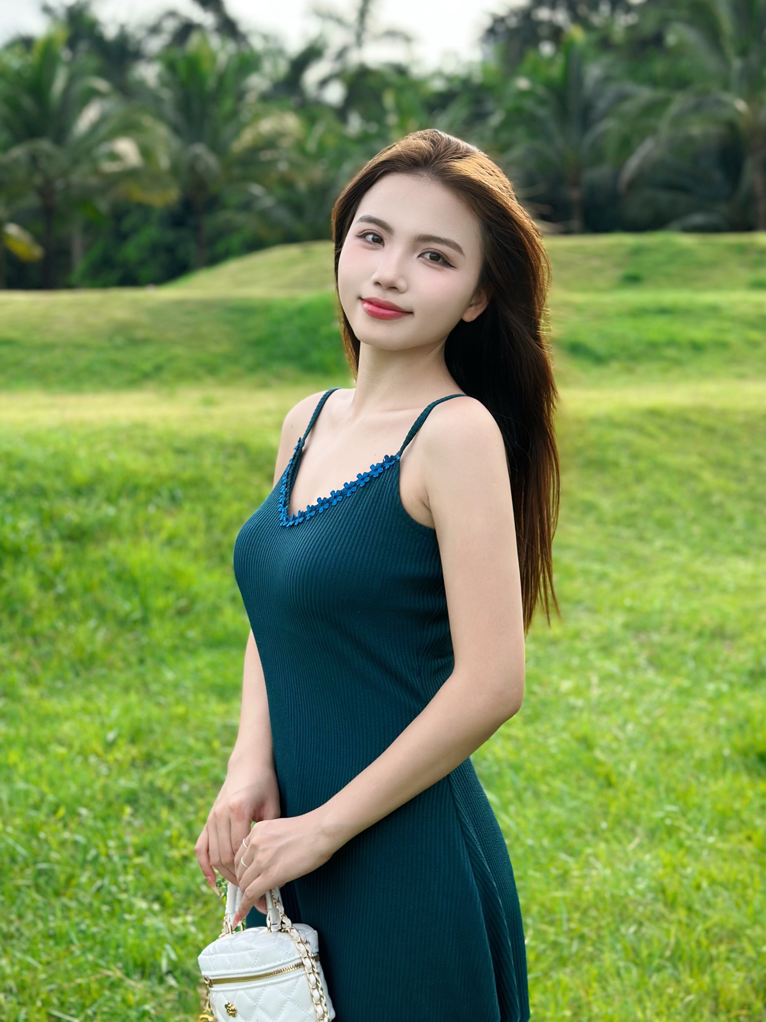 Đầm ren cổ chữ U không tay, bodycon dài hở lưng