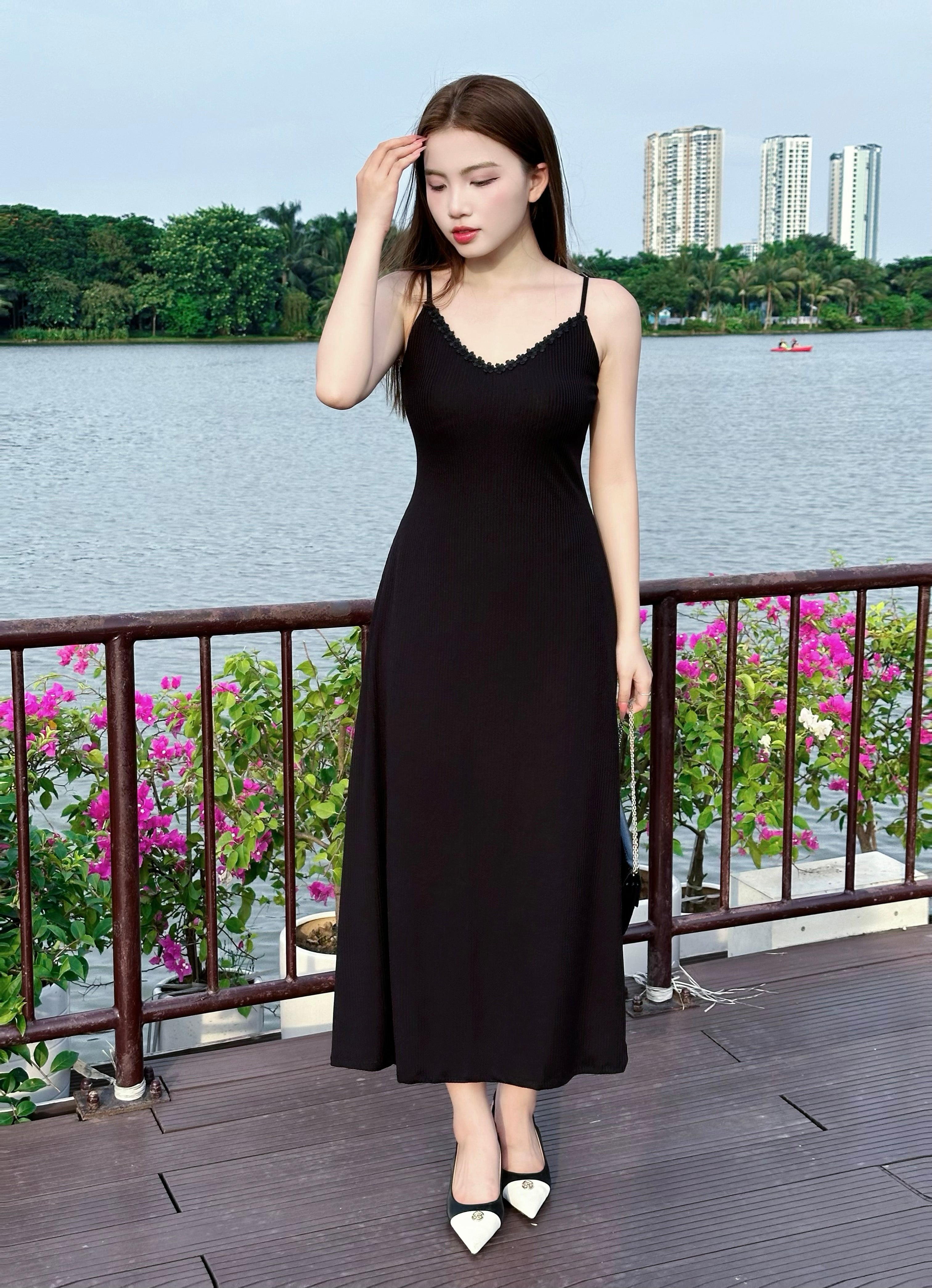 Đầm ren cổ chữ U không tay, bodycon dài hở lưng