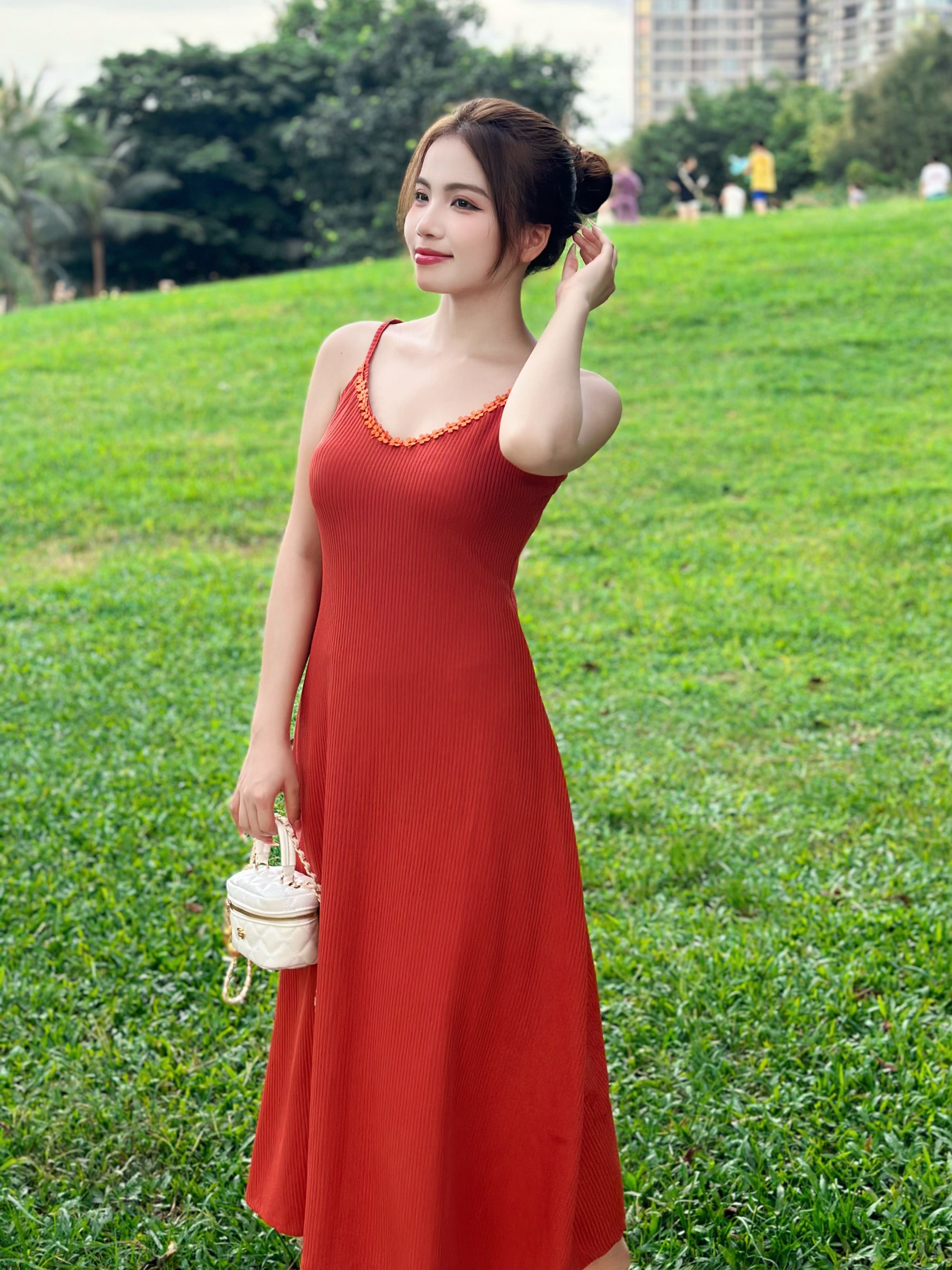 Đầm ren cổ chữ U không tay, bodycon dài hở lưng