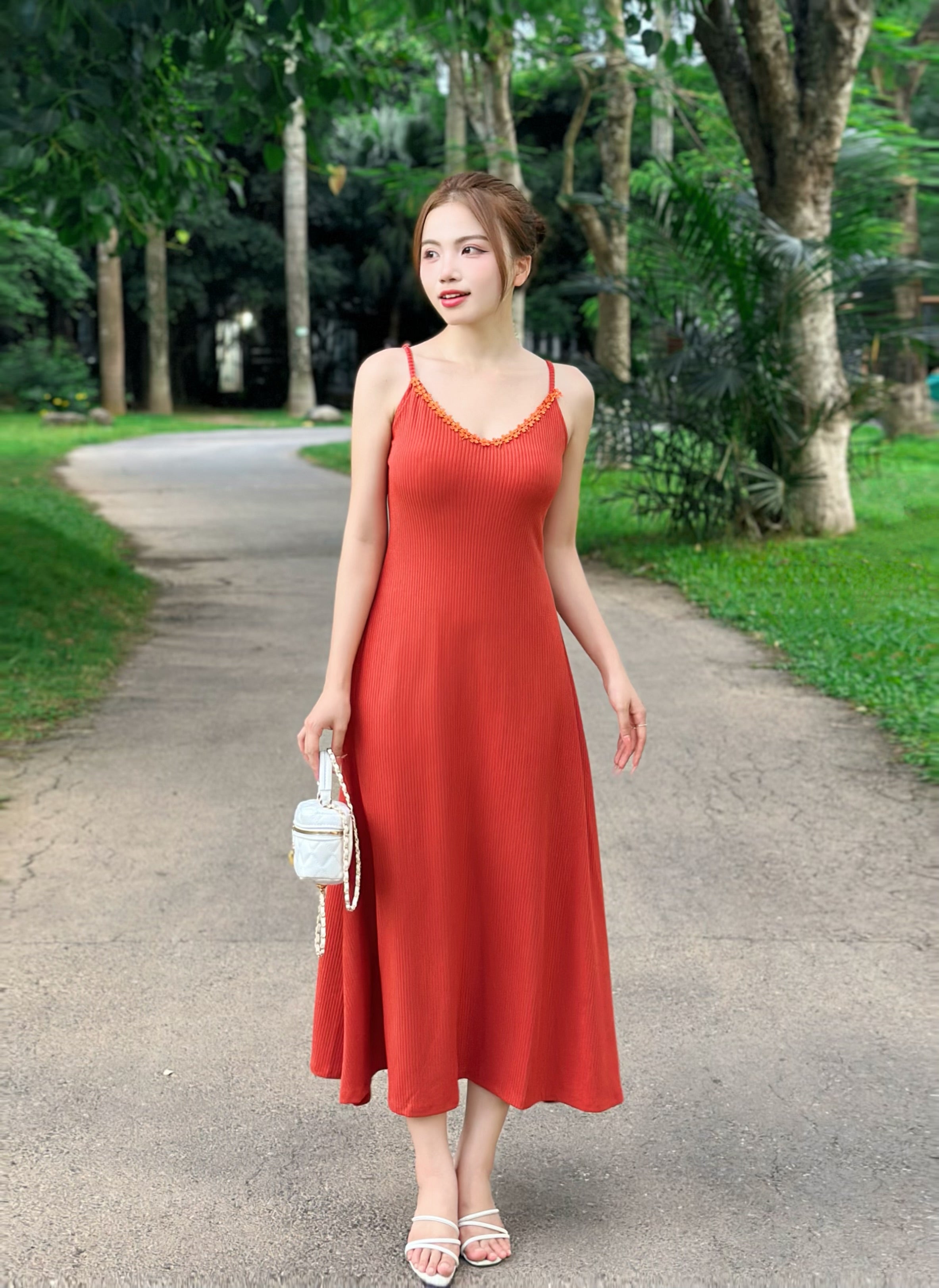 Đầm ren cổ chữ U không tay, bodycon dài hở lưng