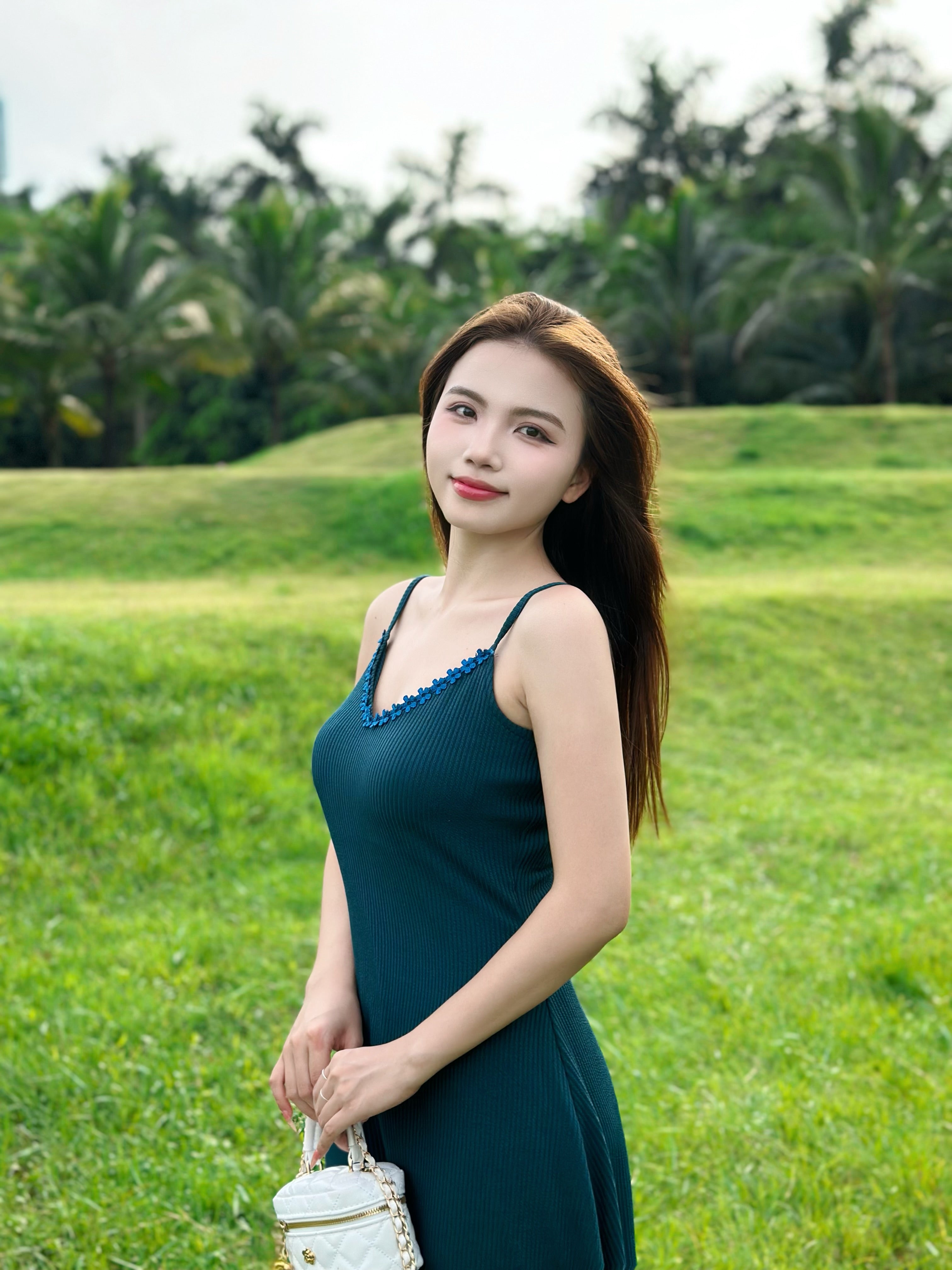 Đầm ren cổ chữ U không tay, bodycon dài hở lưng